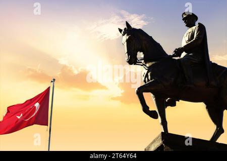 Statua di Ataturk sul cavallo con tramonto. 10 novembre Ataturk commemorazione giornata concetto. Foto Stock