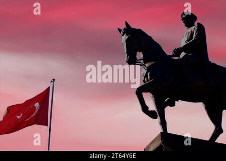 Statua di Ataturk sul cavallo con tramonto. 10 novembre Ataturk commemorazione giornata concetto. Foto Stock