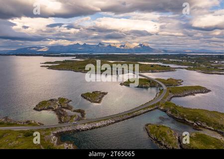 Attraversa piccole isole, dietro la montagna Seven Sisters, Heroy Island, Helgeland Coast, Nordland, Norvegia Foto Stock