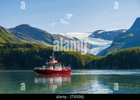 Traghetto per il ghiacciaio Svartisen, la costa di Helgeland, Nordland, Norvegia Foto Stock