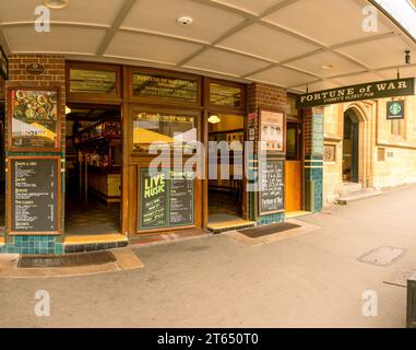 Il Fortune of War Hotel and Bar per gli alloggi e l'intrattenimento è il pub più antico di Sydney, NSW Australia Foto Stock