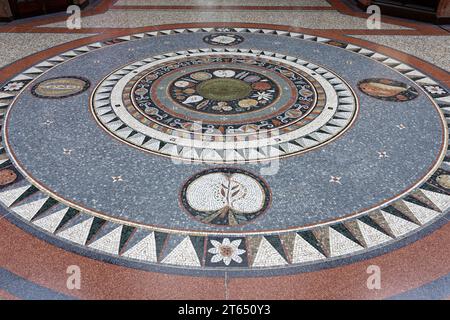 Vista interna, mosaico, piano, County Arcade, Victoria Quarter, Leeds, Inghilterra, Gran Bretagna Foto Stock