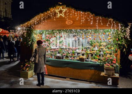 Vienna, Austria - 23 novembre 2019: Mercatino di Natale - un negozio con decorazioni colorate di notte Foto Stock