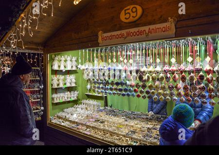 Vienna, Austria - 23 novembre 2019: Mercatino di Natale - un negozio con decorazioni colorate di notte Foto Stock