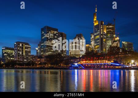 La barca NFL dei Kansas City Chiefs è ancorata sul fiume meno di fronte allo skyline bancario di Francoforte. Domenica 5 novembre 2023, i Chiefs' Foto Stock