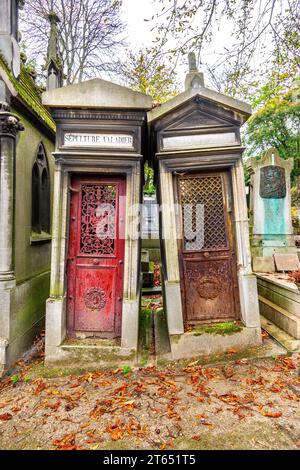 Tombe, lapidi e monumenti nel cimitero di Père Lachaise, Parigi 20, Francia. Foto Stock