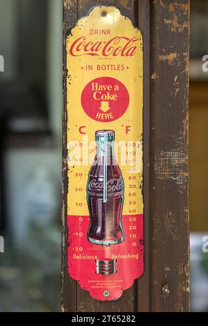 Coca Cola pubblicità bug degli anni '1950 su un termometro, Erlangen, Franconia media, Baviera, Germania Foto Stock