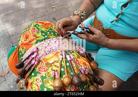 Mani femminili che fanno pizzi, artigianato, Salvador, stato di Bahia, Brasile Foto Stock