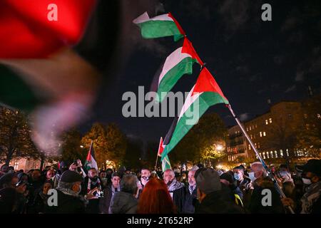 Berlino, Germania. 8 novembre 2023. I partecipanti alla manifestazione "marcia funebre silenziosa per le vittime a Gaza" sono in piedi con bandiere su Oranienplatz. Credito: Soeren Stache/dpa/Alamy Live News Foto Stock