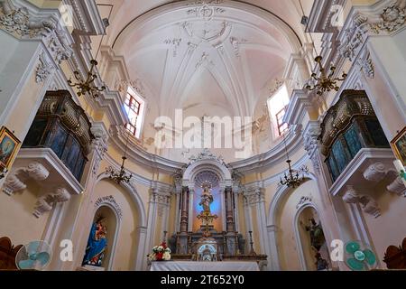 Altare, grandangolo, interno, Chiesa madre di Maria SS. Immacolata, chiesa, città di Favignana, città principale, Favignana, isole Egadi, Sicilia, Italia Foto Stock