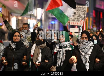 Berlino, Germania. 8 novembre 2023. I partecipanti alla manifestazione "marcia funebre silenziosa per le vittime a Gaza" camminano da Oranienplatz verso Rudi-Dutschke-Straße. Credito: Soeren Stache/dpa/Alamy Live News Foto Stock