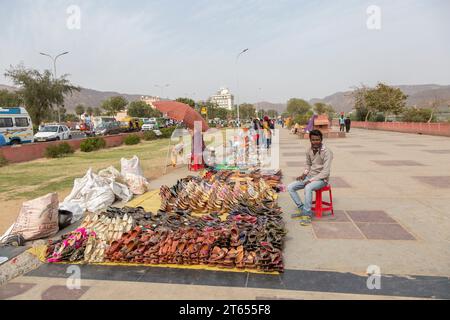 Verkäufer an der Promenade des Jal Mahal der Wasserpalast, Jaipur, Rajasthan, Indien Foto Stock