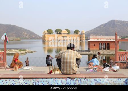 Verkäufer an der Promenade des Jal Mahal der Wasserpalast, Jaipur, Rajasthan, Indien Foto Stock