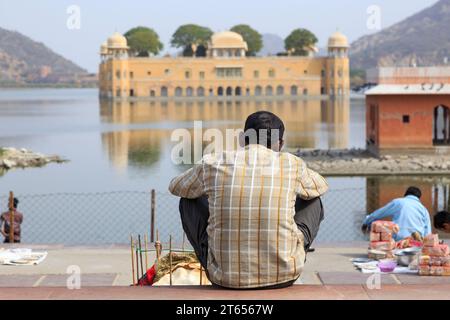 Verkäufer an der Promenade des Jal Mahal der Wasserpalast, Jaipur, Rajasthan, Indien Foto Stock