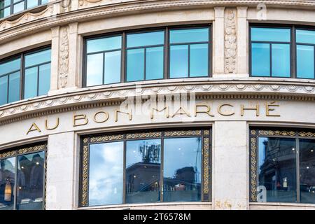 Segno scolpito di le Bon Marché. Le Bon Marché, precedentemente chiamato "Au Bon Marché", è un grande magazzino francese situato nel 7° arrondissement di Parigi Foto Stock