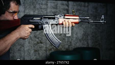 AK-47 Rifle spara in un dettaglio a 800 fps di movimento lento e primo piano ad alta velocità dell'azione classica Kalashnikov Foto Stock