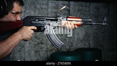 AK-47 Rifle spara in un dettaglio a 800 fps di movimento lento e primo piano ad alta velocità dell'azione classica Kalashnikov Foto Stock