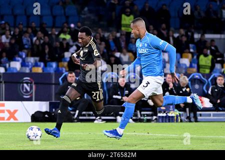 Neapel, Italia. 8 novembre 2023. Calcio: UEFA Champions League, SSC Napoli - 1. FC Union Berlin, fase a gironi, gruppo C, Matchday 4, Stadio Diego Armando Maradona. Sheraldo Becker di Union (l) in duello con Natan di Napoli. Crediti: Matthias Koch/dpa/Alamy Live News Foto Stock