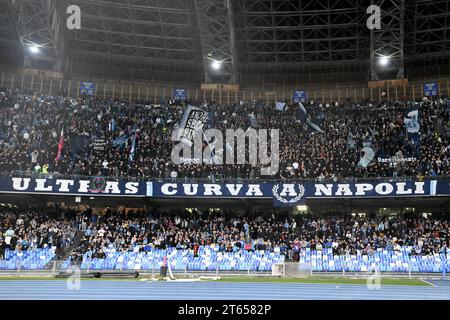 Neapel, Italia. 8 novembre 2023. Calcio: UEFA Champions League, SSC Napoli - 1. FC Union Berlin, fase a gironi, gruppo C, Matchday 4, Stadio Diego Armando Maradona. Fan e Ultras della SSC Napoli. Crediti: Matthias Koch/dpa/Alamy Live News Foto Stock