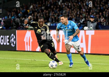 Neapel, Italia. 8 novembre 2023. Calcio: UEFA Champions League, SSC Napoli - 1. FC Union Berlin, fase a gironi, gruppo C, Matchday 4, Stadio Diego Armando Maradona. Jerome Roussillon di Union (l) e Matteo Politano di Napoli combattono per la palla. Crediti: Matthias Koch/dpa/Alamy Live News Foto Stock