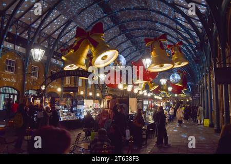 Londra, Regno Unito. 8 novembre 2023. Le luci di Natale e l'albero di Natale di quest'anno sono stati accesi al mercato di Covent Garden. Credito: Vuk Valcic/Alamy Live News Foto Stock