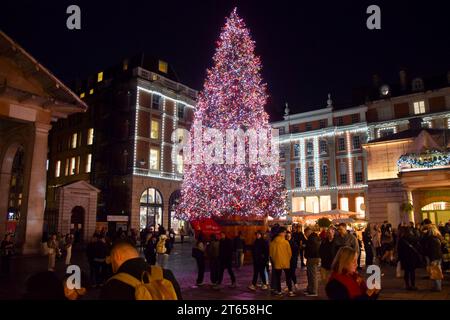 Londra, Regno Unito. 8 novembre 2023. Le luci di Natale e l'albero di Natale di quest'anno sono stati accesi al mercato di Covent Garden. Credito: Vuk Valcic/Alamy Live News Foto Stock