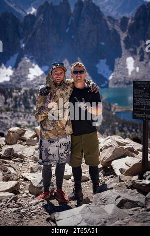 escursioni a piedi sul sentiero pacific crest, due amici in cima al passo kearsarge Foto Stock
