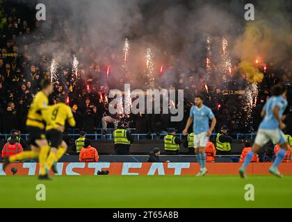 Manchester, Regno Unito. 7 novembre 2023. I tifosi degli Young Boys hanno iniziato la partita pirotecnica durante la partita, durante la UEFA Champions League, match Day Four Group partita presso il City of Manchester Stadium/Etihad Stadium, Manchester, Inghilterra. (Immagine di credito: ©Cody Froggatt/Alamy Live News) Foto Stock