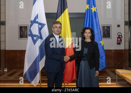 Eli Cohen e il ministro degli Esteri Hadja Lahbib pongono per il fotografo durante un incontro diplomatico tra i ministri degli Esteri del Belgio e di Israele e una consultazione con i parenti degli ostaggi tenuta da Hamas, mercoledì 08 novembre 2023 a Bruxelles. Sabato mattina 7 ottobre, i militanti di Hamas della Striscia di Gaza occupata hanno lanciato massicci attacchi missilistici contro Israele e hanno attaccato i villaggi israeliani. In attacchi di rappresaglia, gli aerei da guerra delle forze di difesa israeliane (IDF) stanno bombardando Gaza mentre truppe di terra e carri armati combattono a terra. BELGA FOTO HATIM KAGHAT Foto Stock