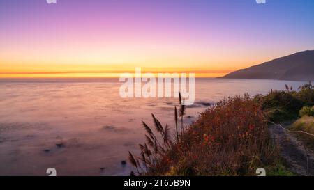 Tramonto mozzafiato sull'Oceano Pacifico lungo la costa del Big Sur in California Foto Stock