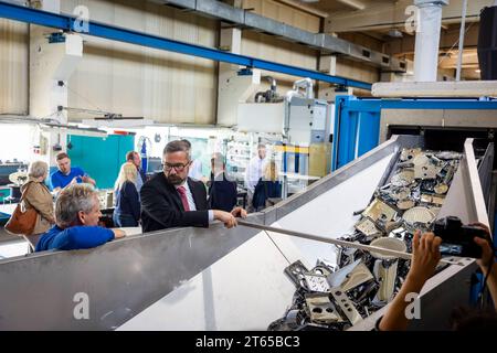 Impulstec GmbH Sachsen Wirtschaftsminister Martin Dulig betrachtet die Rückgewinnung von Rohstoffen. Die firma mit Sitz in Radebeul ist ein HighTech-Unternehmen, welches sich auf die Entwicklung und den Bau von Schockwellenzerkleinerungsanlagen spezialisiert Hat. In den letzten Jahren konnte die innovative Trenntechnologie auf verschiedene Industriematerialien appliziert werden. MIT Seiner hohen Flexibilität ermöglicht die Schockwellentechnologie der ImpulsTec GmbH die individuelle Anpassung des Zerkleinerungsprozesses an die jeweilige Trennanforderung sowie Qualitätsanforderungen der Kunden. Foto Stock