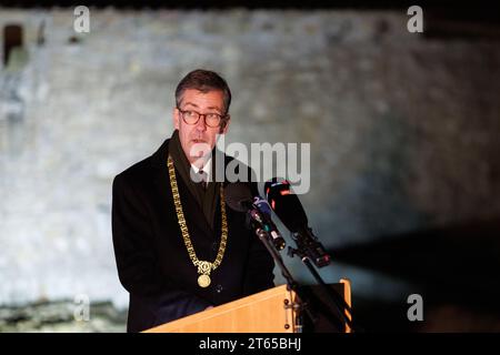 8 novembre 2023, Baviera, Würzburg: Christian Schuchardt (CDU), sindaco di Würzburg, parla durante una cerimonia di commemorazione per celebrare il 85° anniversario della notte del pogrom nell'ex sito della sinagoga. Foto: Daniel Karmann/dpa Foto Stock