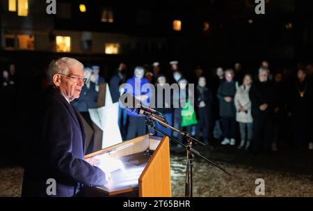 8 novembre 2023, Baviera, Würzburg: Josef Schuster, presidente del Consiglio centrale degli ebrei in Germania, parla durante una cerimonia di commemorazione per celebrare il 85° anniversario della notte del pogrom nell'ex sede della sinagoga. Foto: Daniel Karmann/dpa Foto Stock