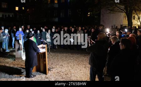 8 novembre 2023, Baviera, Würzburg: Rabbi Shlomo Zelig Avrasin (centro, sinistra) dice una preghiera durante un evento commemorativo per celebrare il 85 ° anniversario della notte del pogrom nell'ex sito della sinagoga. Foto: Daniel Karmann/dpa Foto Stock