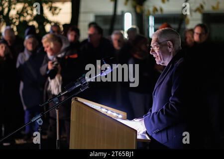 8 novembre 2023, Baviera, Würzburg: Josef Schuster, presidente del Consiglio centrale degli ebrei in Germania, parla durante una cerimonia di commemorazione per celebrare il 85° anniversario della notte del pogrom nell'ex sede della sinagoga. Foto: Daniel Karmann/dpa Foto Stock