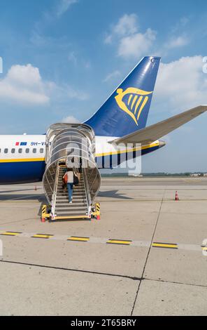 Ferno, Milano-Malpensa, Italia - 3 ottobre 2023: Imbarco dei passeggeri presso la compagnia aerea low cost Ryanair nell'aeroporto internazionale di Milano-Malpensa te Foto Stock