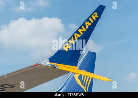 Ferno, Milano-Malpensa, Italia - 3 ottobre 2023: Veduta dell'ala aerea Ryanair con logo giallo e blu nell'aeroporto internazionale di Milano-Malpensa. Foto Stock