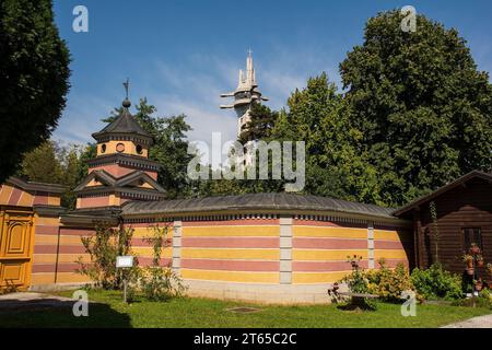 Edificio nei terreni della Chiesa ortodossa della Santissima Trinità a Banja Luka, Republika Srpska, Bosnia ed Erzegovina. Sfondo della Cattedrale di San Bonaventura Foto Stock