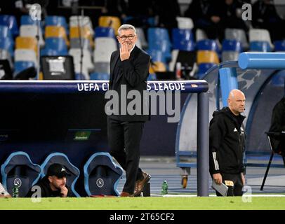Neapel, Italia. 8 novembre 2023. Calcio: UEFA Champions League, SSC Napoli - 1. FC Union Berlin, fase a gironi, gruppo C, Matchday 4, Stadio Diego Armando Maradona. L'allenatore dell'Union Urs Fischer segue la partita. Crediti: Matthias Koch/dpa/Alamy Live News Foto Stock