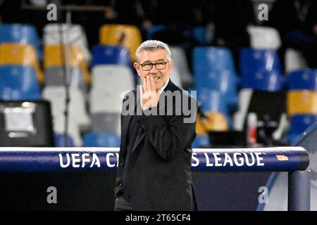 Neapel, Italia. 8 novembre 2023. Calcio: UEFA Champions League, SSC Napoli - 1. FC Union Berlin, fase a gironi, gruppo C, Matchday 4, Stadio Diego Armando Maradona. L'allenatore dell'Union Urs Fischer segue la partita. Crediti: Matthias Koch/dpa/Alamy Live News Foto Stock