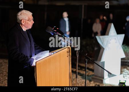 8 novembre 2023, Baviera, Würzburg: Josef Schuster, presidente del Consiglio centrale degli ebrei in Germania, parla durante una cerimonia di commemorazione per celebrare il 85° anniversario della notte del pogrom nell'ex sede della sinagoga. Foto: Daniel Karmann/dpa Foto Stock