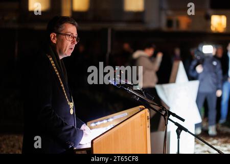 8 novembre 2023, Baviera, Würzburg: Christian Schuchardt (CDU), sindaco di Würzburg, parla durante una cerimonia di commemorazione per celebrare il 85° anniversario della notte del pogrom nell'ex sito della sinagoga. Foto: Daniel Karmann/dpa Foto Stock