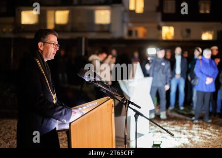 8 novembre 2023, Baviera, Würzburg: Christian Schuchardt (CDU), sindaco di Würzburg, parla durante una cerimonia di commemorazione per celebrare il 85° anniversario della notte del pogrom nell'ex sito della sinagoga. Foto: Daniel Karmann/dpa Foto Stock