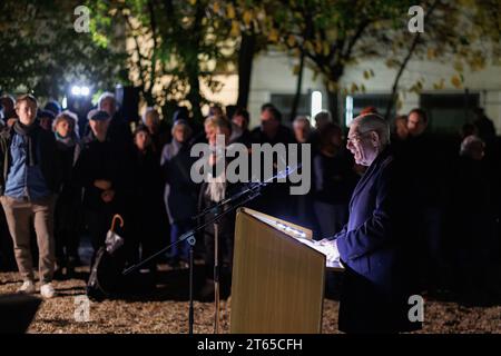 8 novembre 2023, Baviera, Würzburg: Josef Schuster, presidente del Consiglio centrale degli ebrei in Germania, parla durante una cerimonia di commemorazione per celebrare il 85° anniversario della notte del pogrom nell'ex sede della sinagoga. Foto: Daniel Karmann/dpa Foto Stock