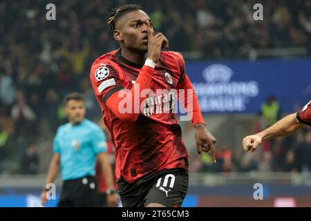 Milano, Italie. 7 novembre 2023. Rafael Leao dell'AC Milan festeggia il suo gol durante la partita di calcio del gruppo F tra l'AC Milan e il Paris Saint-Germain il 7 novembre 2023 allo Stadio San Siro di Milano, Italia - foto Jean Catuffe/DPPI Credit: DPPI Media/Alamy Live News Foto Stock