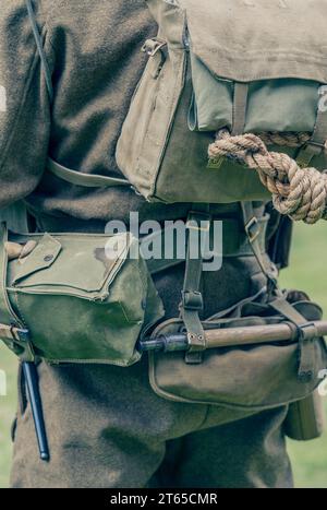 Vista posteriore di un attore vestito da soldato britannico della seconda guerra mondiale per un evento storico di rievocazione Foto Stock