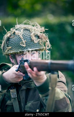 Reenattore della seconda guerra mondiale vestito da soldato britannico Foto Stock