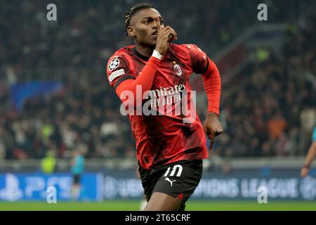 Milano, Italie. 7 novembre 2023. Rafael Leao dell'AC Milan festeggia il suo gol durante la partita di calcio del gruppo F tra l'AC Milan e il Paris Saint-Germain il 7 novembre 2023 allo Stadio San Siro di Milano, Italia - foto Jean Catuffe/DPPI Credit: DPPI Media/Alamy Live News Foto Stock