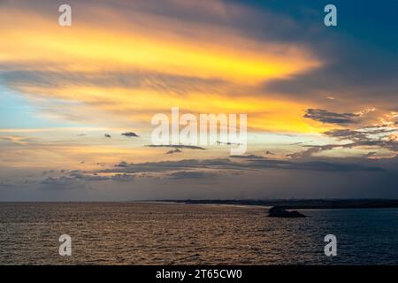 Guatemala, Puerto Quetzal - 20 luglio 2023: Costa dell'Oceano Pacifico in lontananza sotto il luminoso paesaggio nuvoloso del tramonto Foto Stock