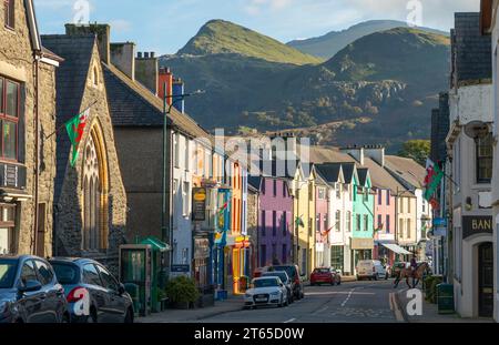 High Street, Llanberis, Gwynedd, Galles del Nord, con Snowdon in lontananza. Nella foto nell'ottobre 2023. Foto Stock